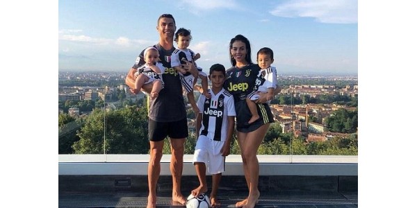 Ronaldo nosi koszulkę Juventusu dla całej rodziny